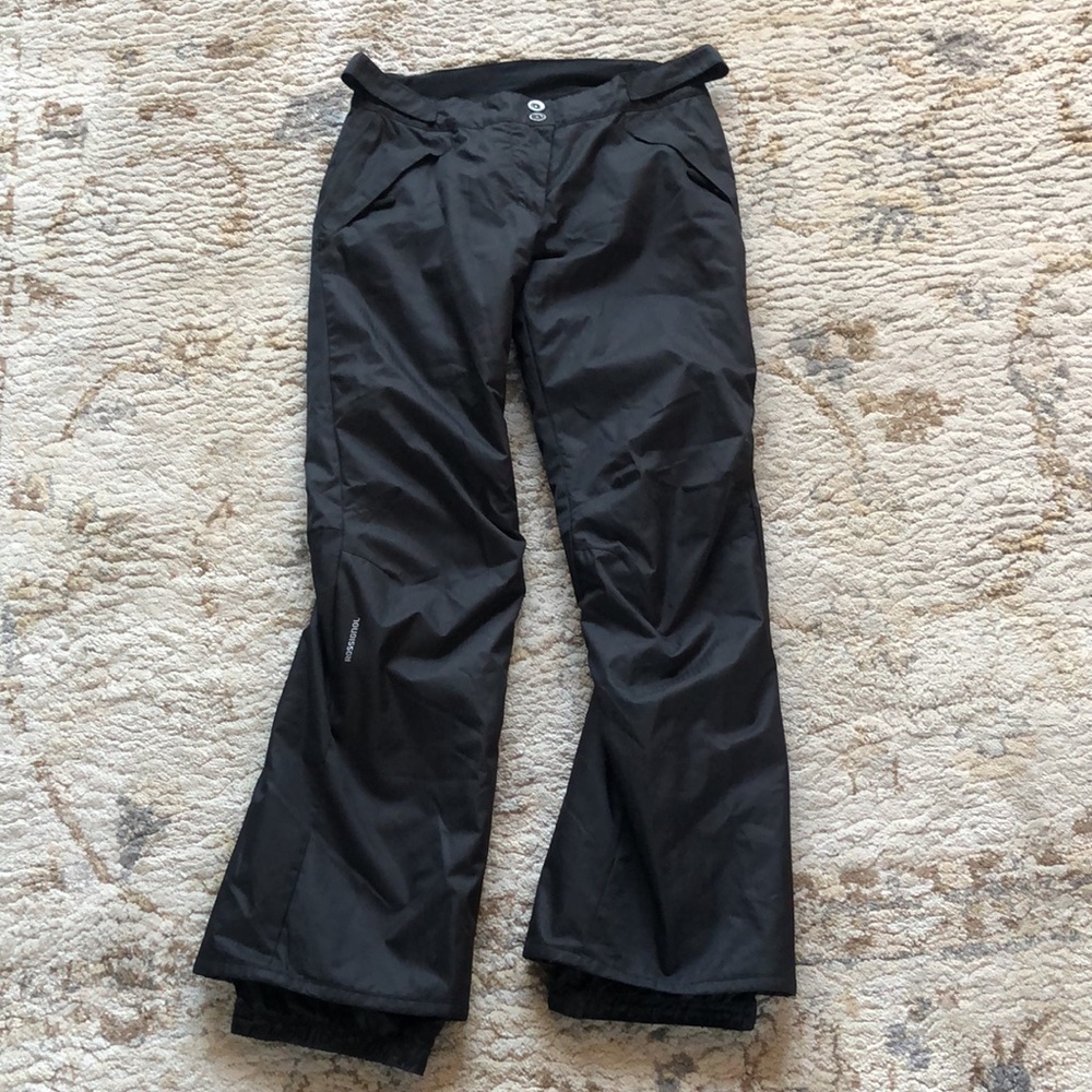 Lightly worn, women’s M black snow pants.